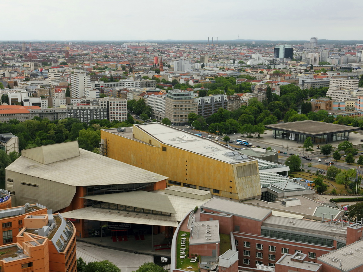 Blick vom Panoramapunkt auf dem Potsdamer Platz zum Musicaltheater, der  Staatsbiblothek und der neue National Galerie am 03. Juni 2015.