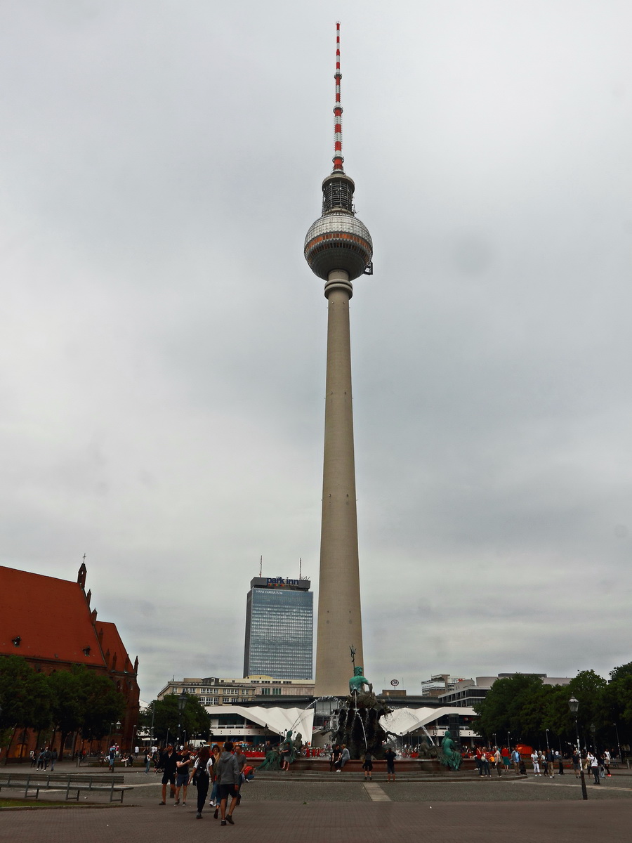 Blick in Richtung Alexanderplatz mit Fernsehturm am 24. Juni 2017 von der Spandauerstr. aus.
