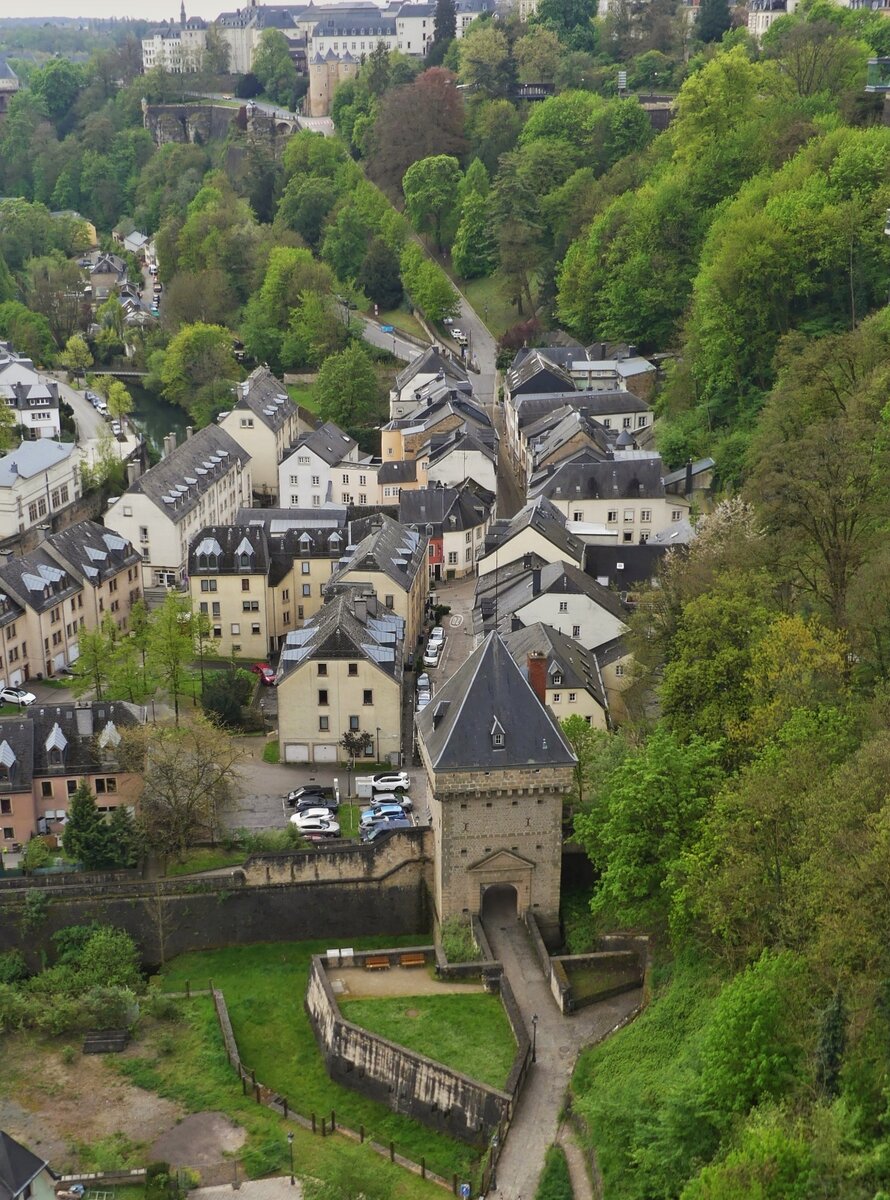 Blick von der Roten Brcke auf das Pfaffentahl mit einem weiteren Vauban Turm, in der Stadt Luxemburg am linken Flussufer der Alzette. 04.2024

