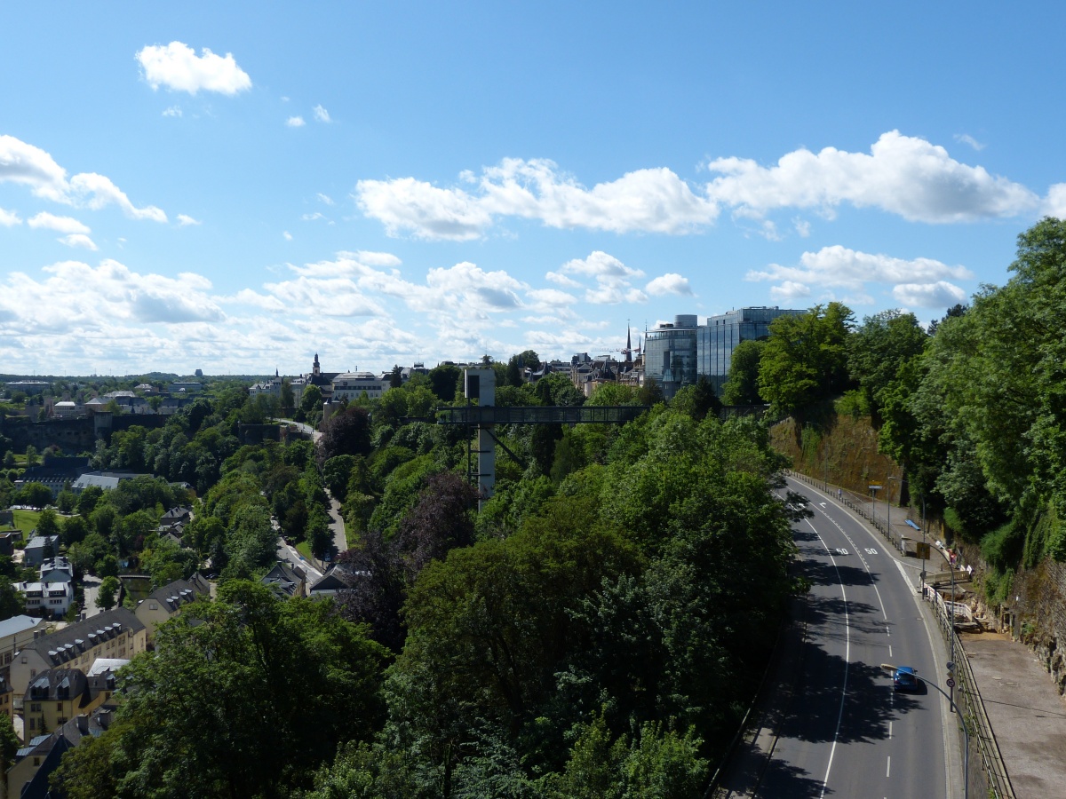 Blick von der Roten brcke in Richtung Sden ber die grne Stadt Luxemburg.
Der Panoramalift, der einen Hhenunterschied von 60 m in 30 s berwindet und den Stadtteil Pfaffenthal mit der Oberstadt verbindet. Der Lift wurde 2016 in Betrieb genommen. (Quelle Wickipeda) 05.2022
