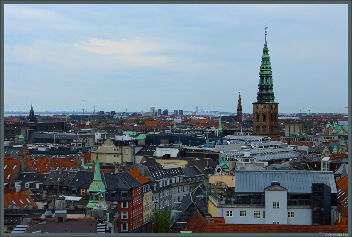 Blick vom Runden Turm Richtung Osten auf die Trme von Sankt Nikolaj-Kirche und Erlserkirche (Frelsers Kirke). Am Horizont ist die resundbrcke zu erkennen. (Kopenhagen, 27.04.2019)