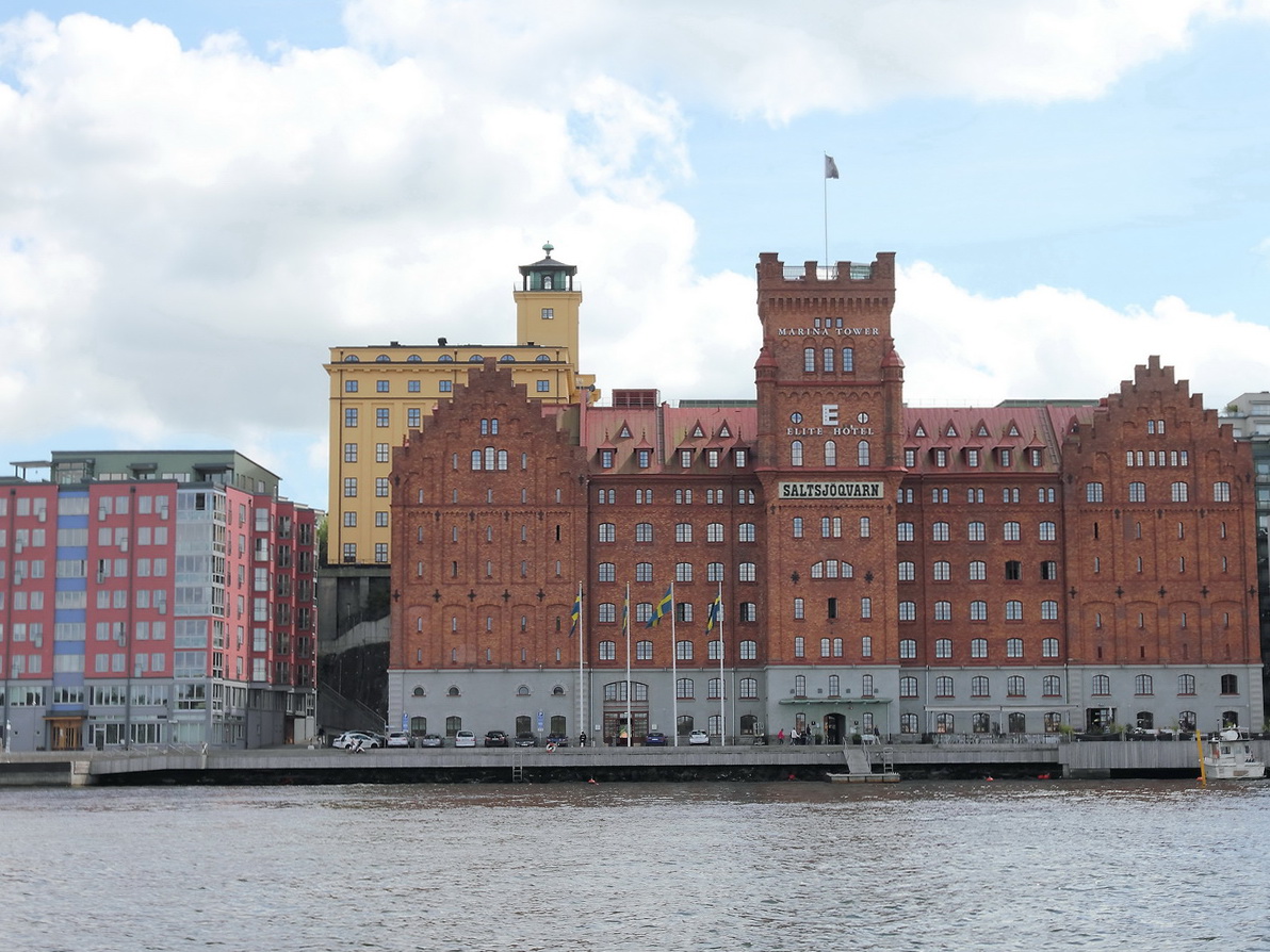 Blick vom Schiff  in Richtung Hendriksdal zum Elite Hotel Marina Tower Stockholm am 20. Juni 2016.