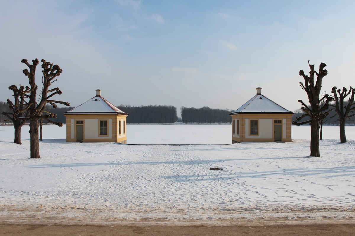 Blick von Schloss Moritzburg in Richtung Osten auf den zugefrorenen See und den Fasanenschlsschen. 30.01.2014