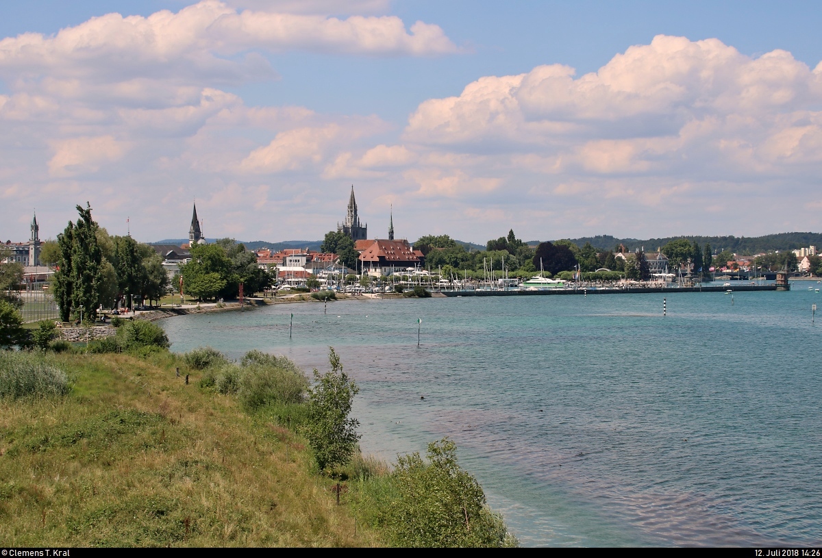 Blick vom Seeburgpark in Kreuzlingen (CH) auf die Stadt Konstanz mit ihrem Hafen am Bodensee.
[12.7.2018 | 14:26 Uhr]