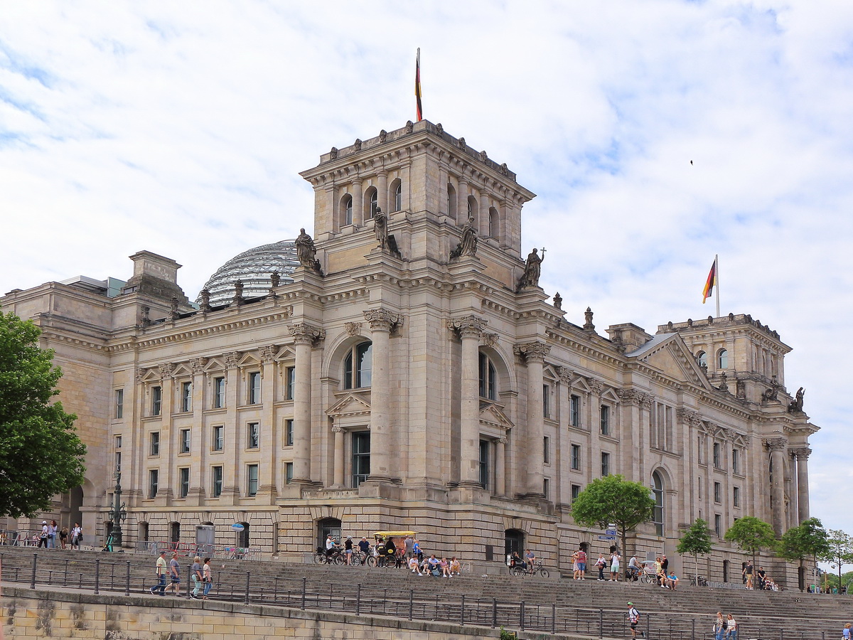 Blick von der Spree am 11. Juni 2022 auf den Bundestag in Berlin Mitte.