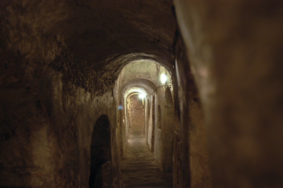 Blick in die St. Paul’s Catacombs in Rabat auf der Insel Malta. Sie wurden um das Jahr 350 angelegt und erstrecken sich ber bisher bekannte 1,5 Quadratkilometer. Im Laufe der Jahre wurden hier etwa 1.400 Tote beerdigt. Inzwischen sind alle ausgelagert worden. Die St. Paul’s Catacombs sind ffentlich zugnglich und knnen kostenlos beziehungsweise im Rahmen einer Fhrung mit Audio-Guides besichtigt werden. Aufnahme: Oktober 2006.