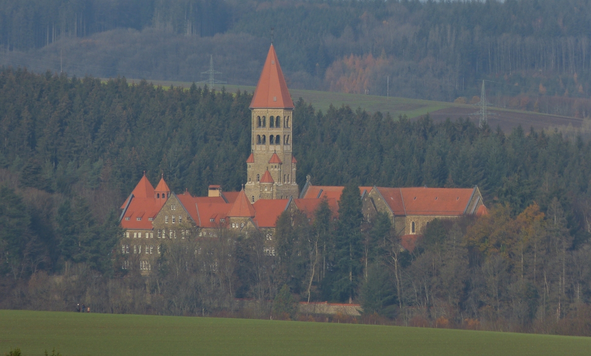 Blick von der Strae Munshausen – Marnach auf die Benediktinerabtei von Clervaux, in Norden von Luxemburg. Erbaut wurde diese 1909 -1910. Aufgenommen am 21.11.2020 