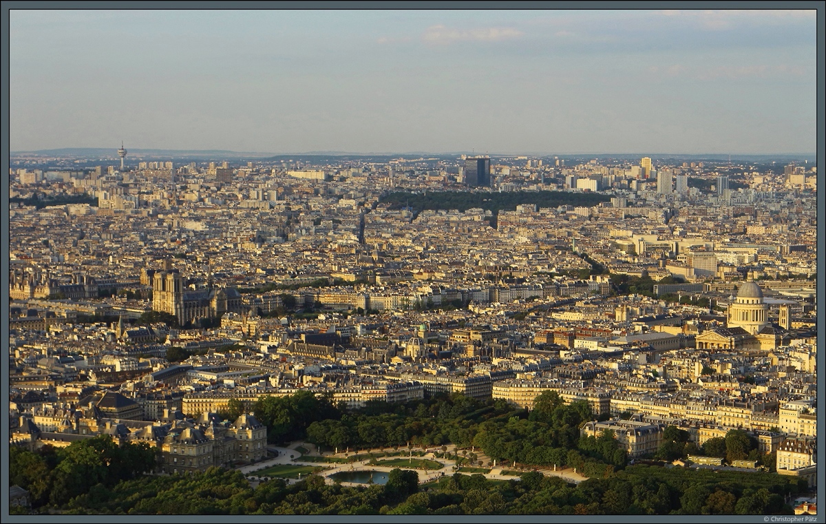 Blick vom Tour Montparnasse auf die Kathedrale Notre Dame de Paris, den Palais du Luxembourg (vorn) und das Panthon. (Paris, 18.07.2018)