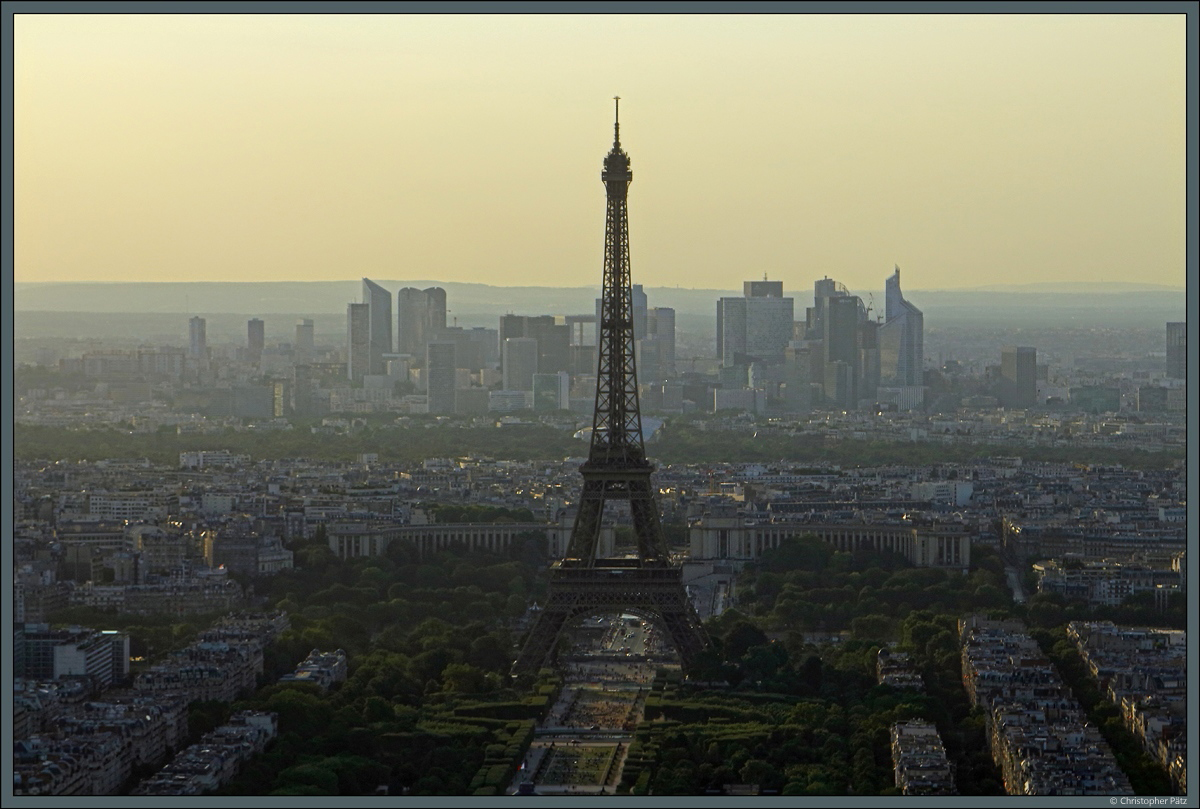 Blick vom Tour Montparnasse auf das Wahrzeichen von Paris -  den Eiffel-Turm. (18.07.2018)