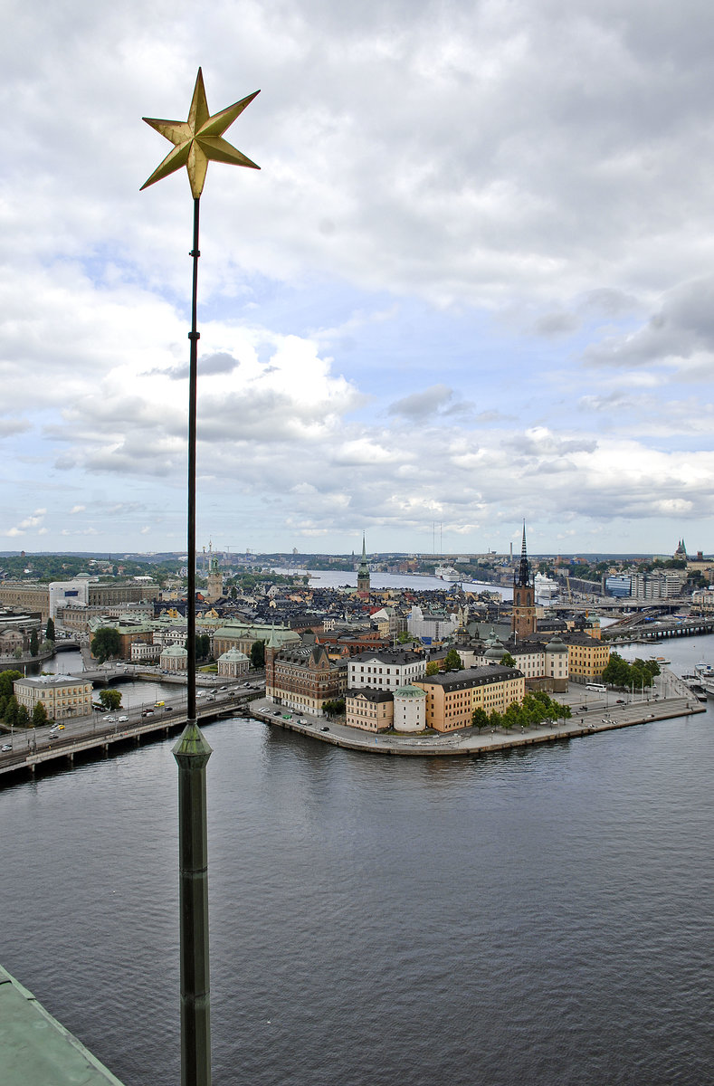 Blick vom Turm des Stadhuset ber Stockholm. Wasser macht etwa 30 Prozent der Stadtflche in Stockholm aus.
Aufnahme: 25. Juli 2017.