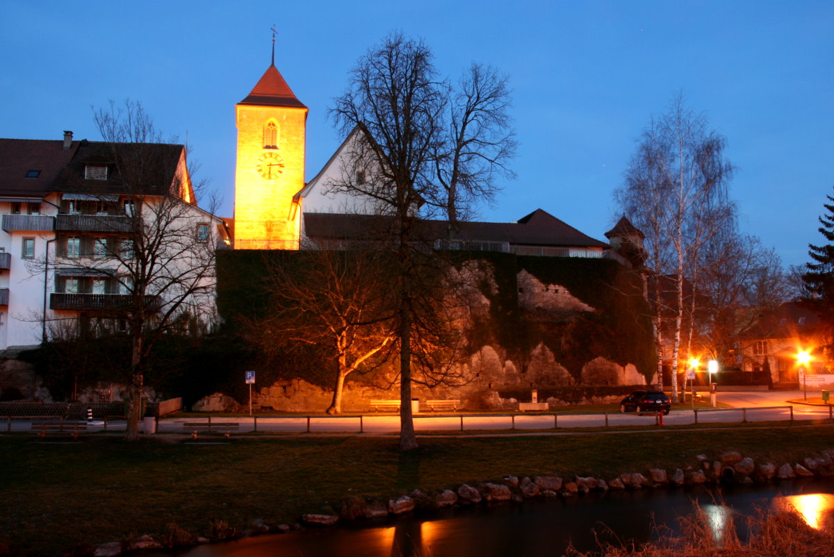 Blick ber die Aare zur Stadtkirche von Aarberg; 06.02.2016