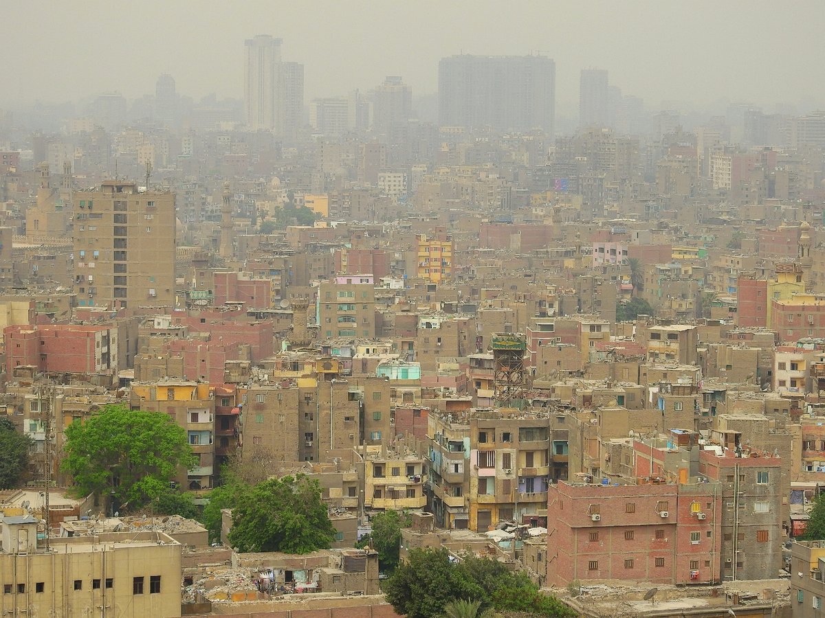 Blick ber die Altstadt von Kairo. ber Kairo liegt oft dichter Smog. Das Foto wurde von der Muhammad Ali Moschee am 26.04.2017 aufgenommen.