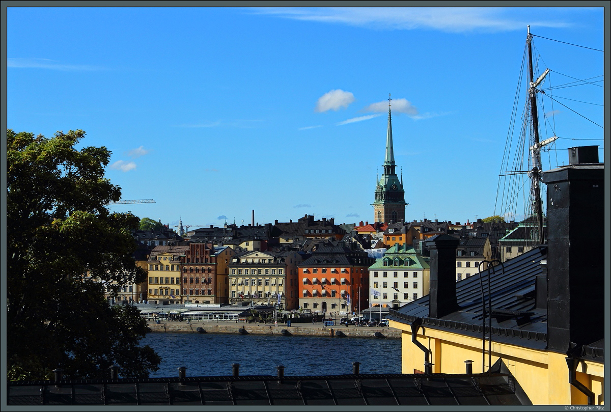 Blick ber die Dcher von der Insel Skeppsholmen auf die Altstadt Stockholms mit dem markanten Turm der Tyska kyrkan (Deutsche Kirche). (27.09.2021)