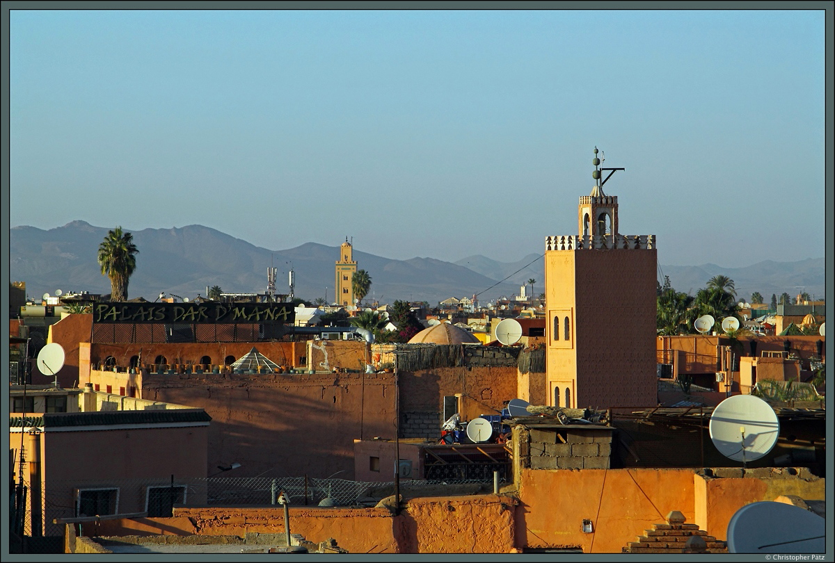 Blick ber die Dcher der Medina von Marrakesch auf mehrere Minarette. Die marokkanischen Minarette hneln sich meist in ihrer Bauform, da sie sich an der Kutubiya-Moschee orientieren. (Marrakesch, 18.11.2015)