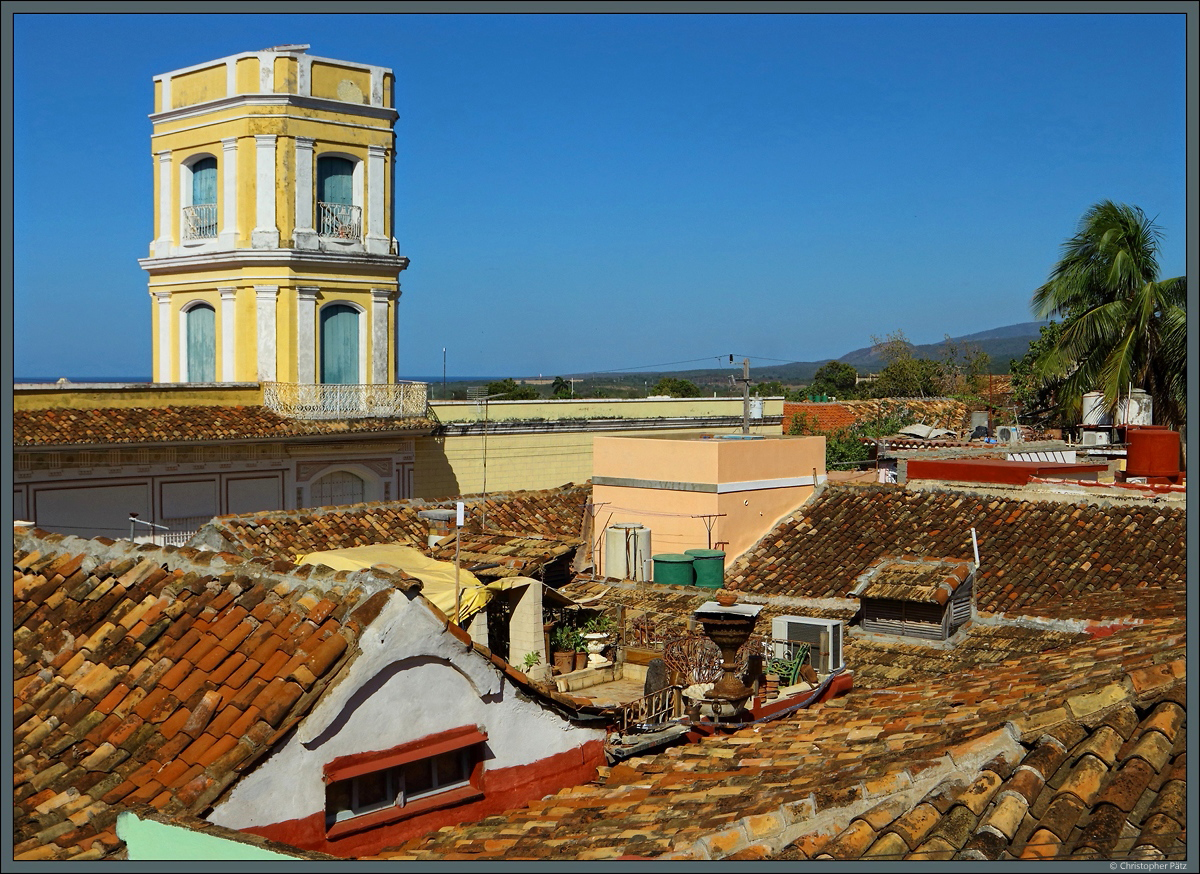 Blick ber die Dcher zum Palacio Cantero, der das historische Museum von Trinidad beherbergt. (Trinidad, 24.03.2017)