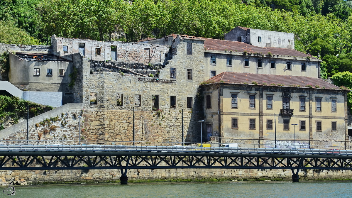 Blick ber den Douro auf die Ruinen einer alten Fabrik, daran angegliedert das verlassene Herrenhaus Casa do Cais Novo in Porto. (Mai 2013)