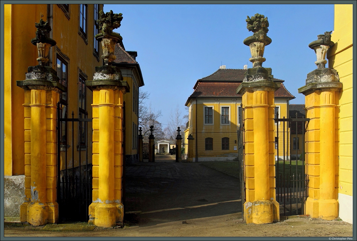Blick ber den Ehrenhof von Schloss Mosigkau zum westlichen Kavalierpavillon. (Dessau-Mosigkau, 08.03.2014)