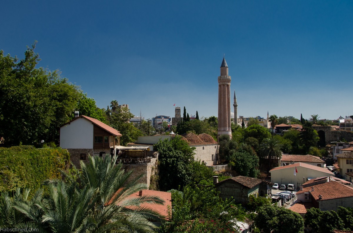 Blick ber einen Teil der Altstadt Antalyas mit den Minarets im Hintergrund. Aufnahmedatum 11.09.2014