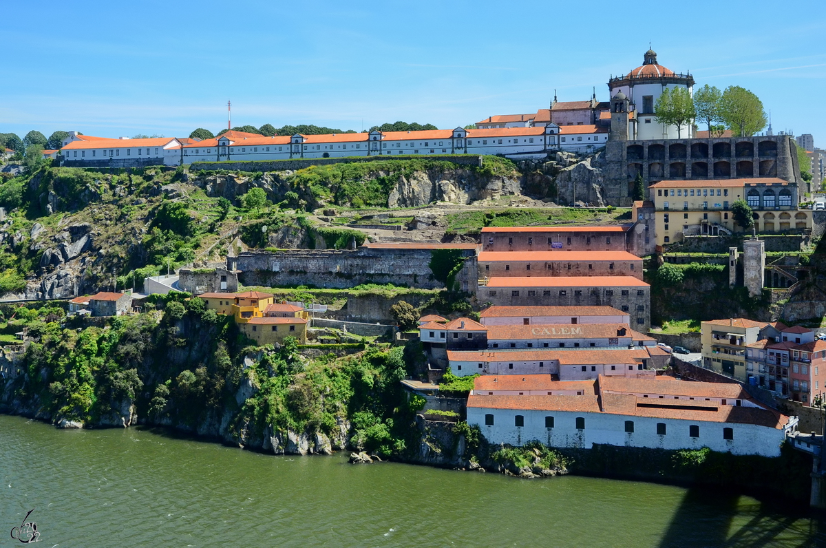 Blick ber den Fluss Douro auf das ehemalige Bergkloster Mosteiro da Serra do Pilar. (Mai 2013)