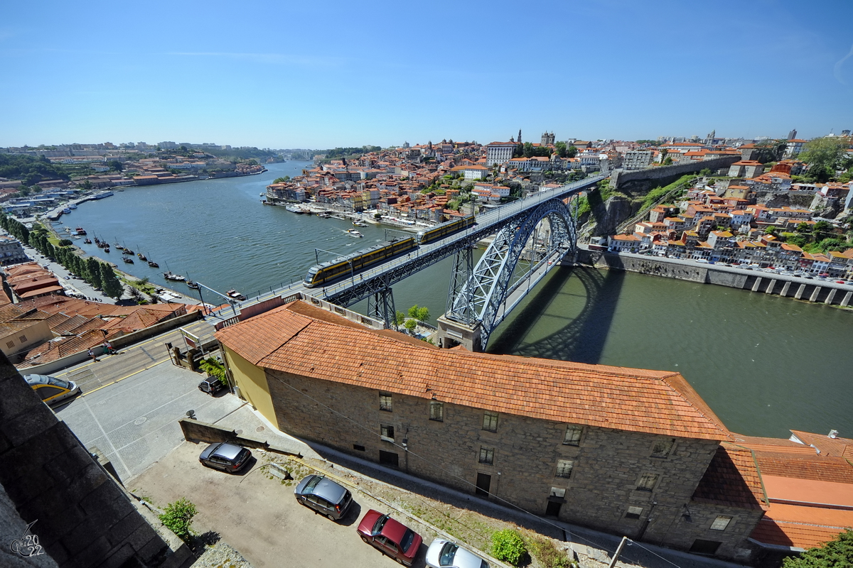 Blick ber den Fluss Douro auf die Altstadt von Porto und auf die 1886 erffnete Brcke Ponte Lus I. (Porto, Mai 2013)