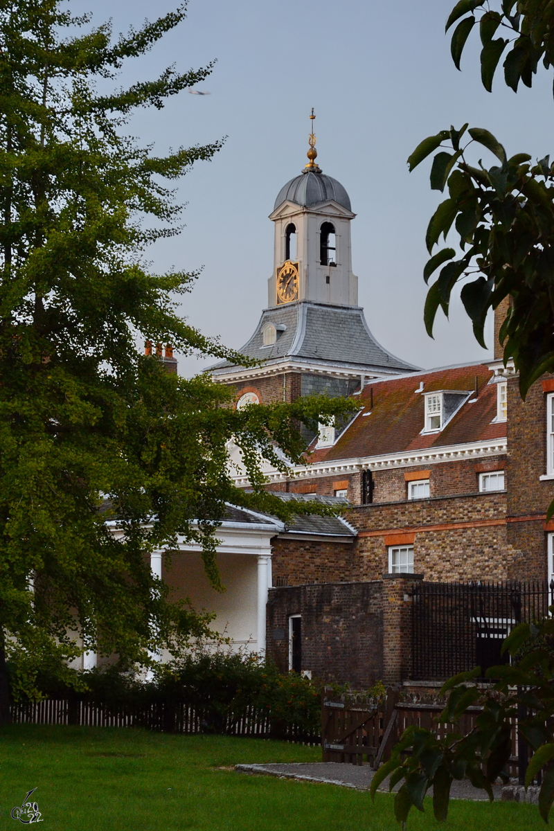Blick  ber den Gartenzaun  auf den Turm am westlichen Eingang zum Kensington-Palast. (London, September 2013)