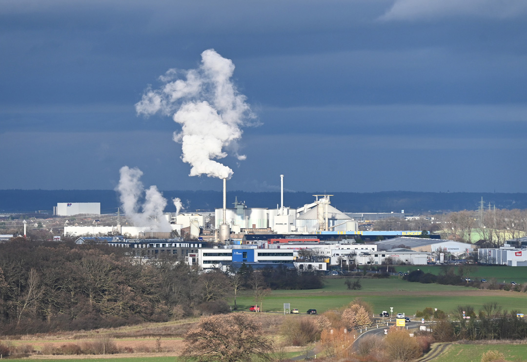 Blick ber das Gewerbegebiet EURO PARK zur qualmenden Zuckerfabrik Euskirchen - 12.12.2023