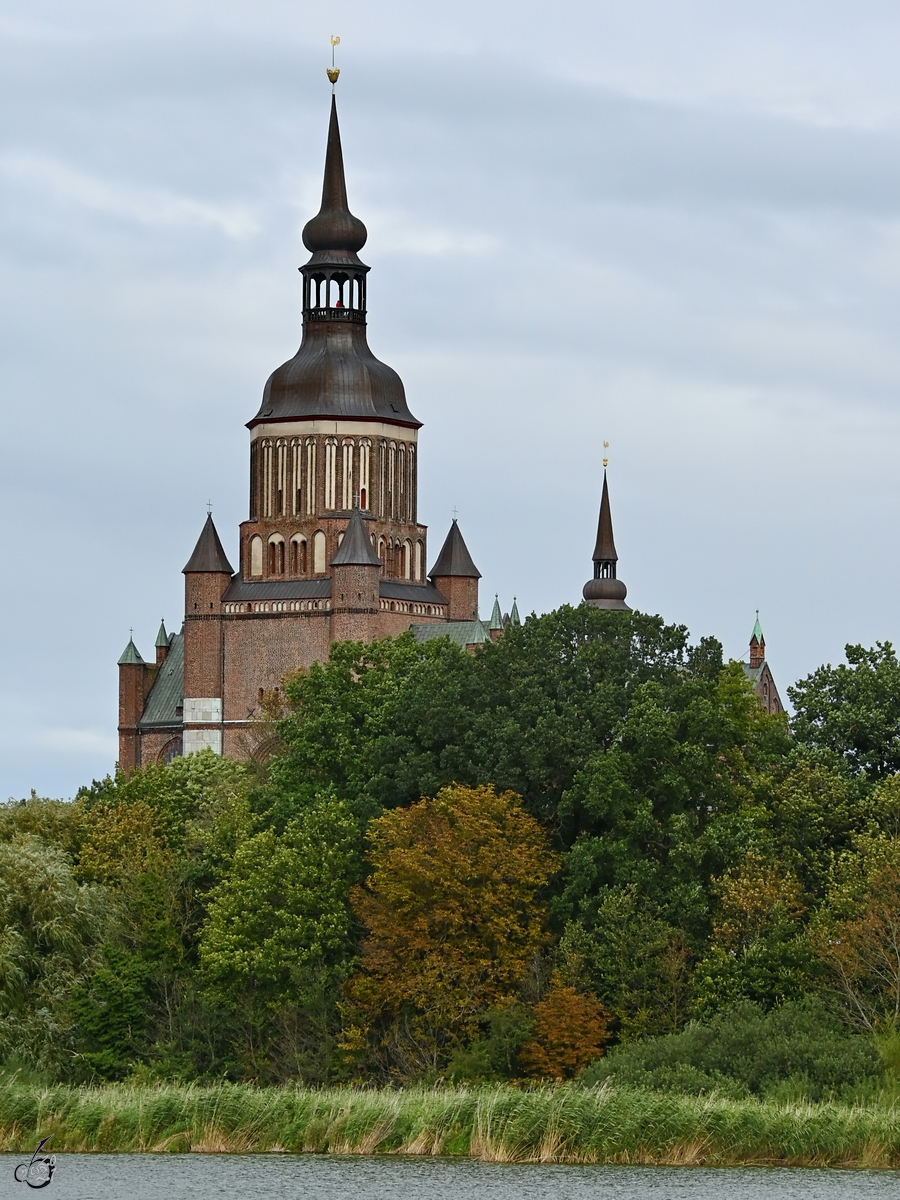 Blick ber den groen Frankenteich auf die St.-Marien-Kirche in der Hansestadt Stralsund. (August 2021)