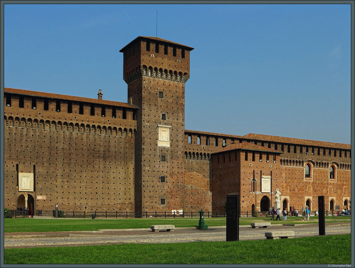 Blick ber den Innenhof des im 15. Jahrhundert errichteten Castello Sforzesco in Mailand. Heute beherbergt das Gebude verschiedene stdtische Museen. (21.09.2018)