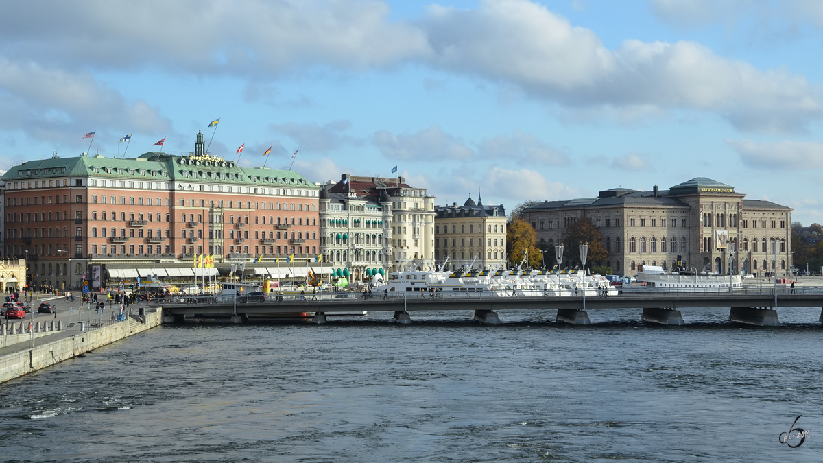 Blick ber den Norrstrm auf das Grand Hotel und das Nationalmuseum. (Stockholm, Oktober 2011) 