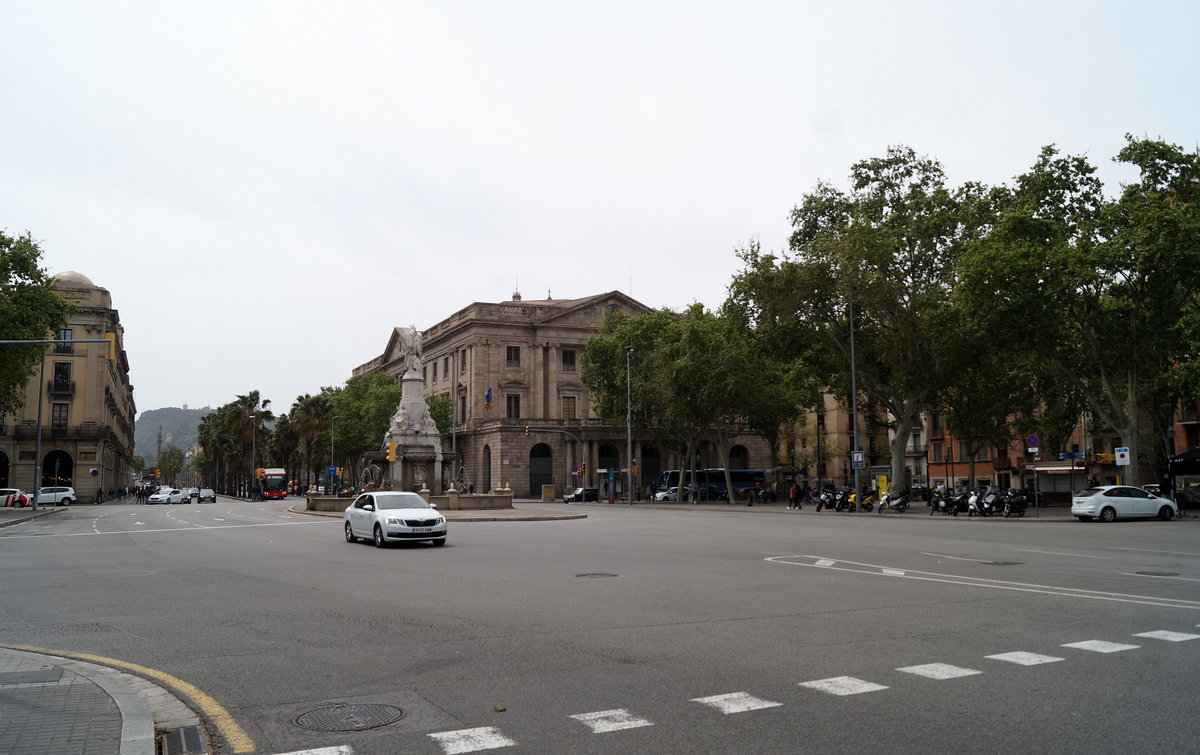 Blick ber den Pla de Palau (Platz des Palastes), dem ehemals wichtigsten Marktplatz in Barcelona. Im Bild erkennbar ist die Font del Geni Catal, ein neoklassizistischer Brunnen aus dem Jahre 1856. 19.04.2019.