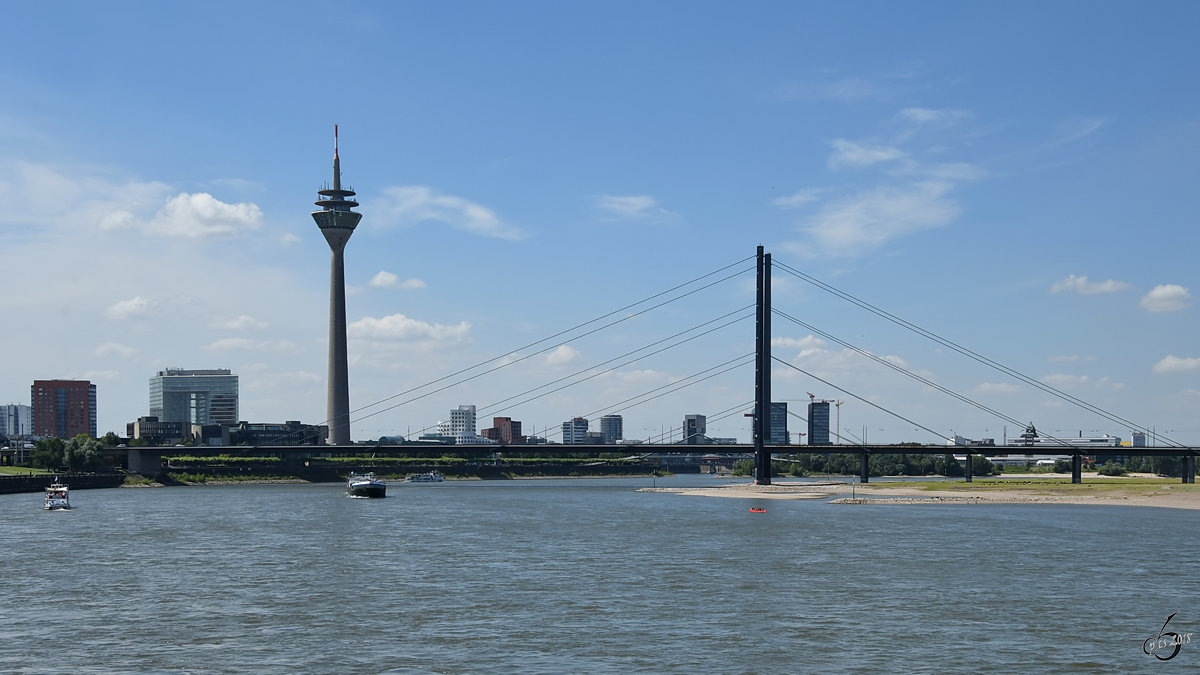 Blick ber den Rhein auf die Rheinkniebrcke. (Dsseldorf, Juni 2018)