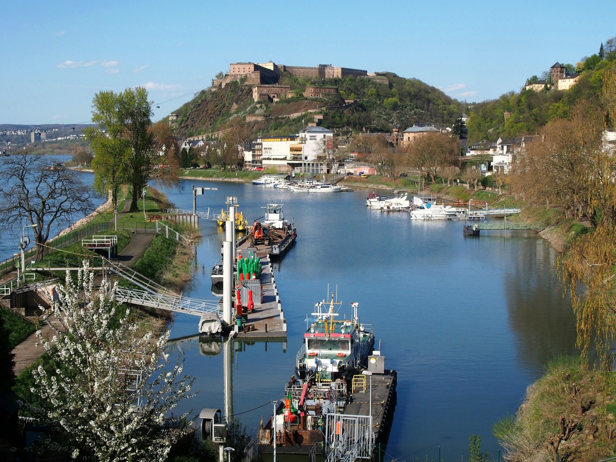 Blick ber den Schutzhafen des Wasser- und Schifffahrtsamtes zur Festung Ehrenbreitstein (15. April 2015)