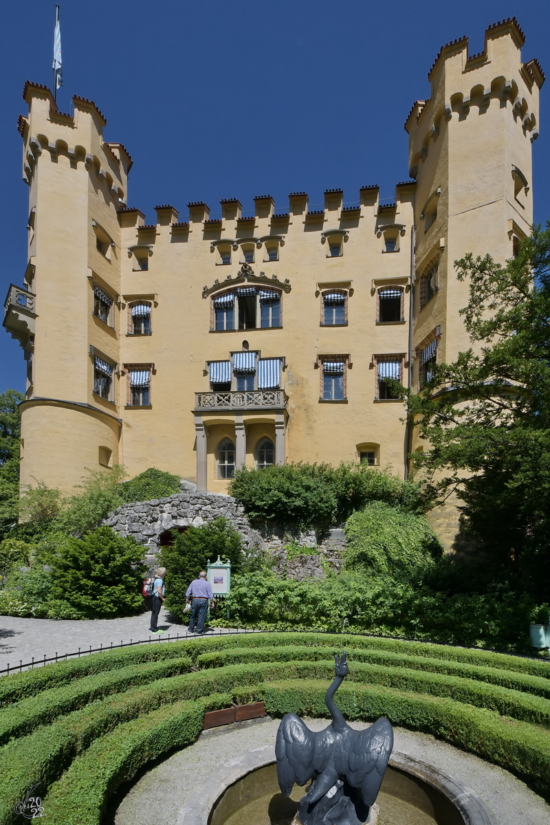 Blick ber den Schwanenbrunnen auf das Schloss Hohenschwangau. (Juli 2017)