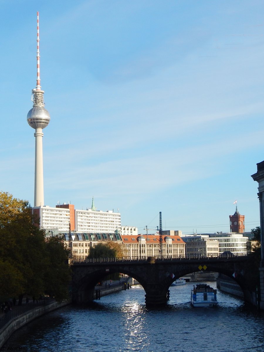 Blick ber die Spree auf den Berliner Fernsehturm am 31.10.2018