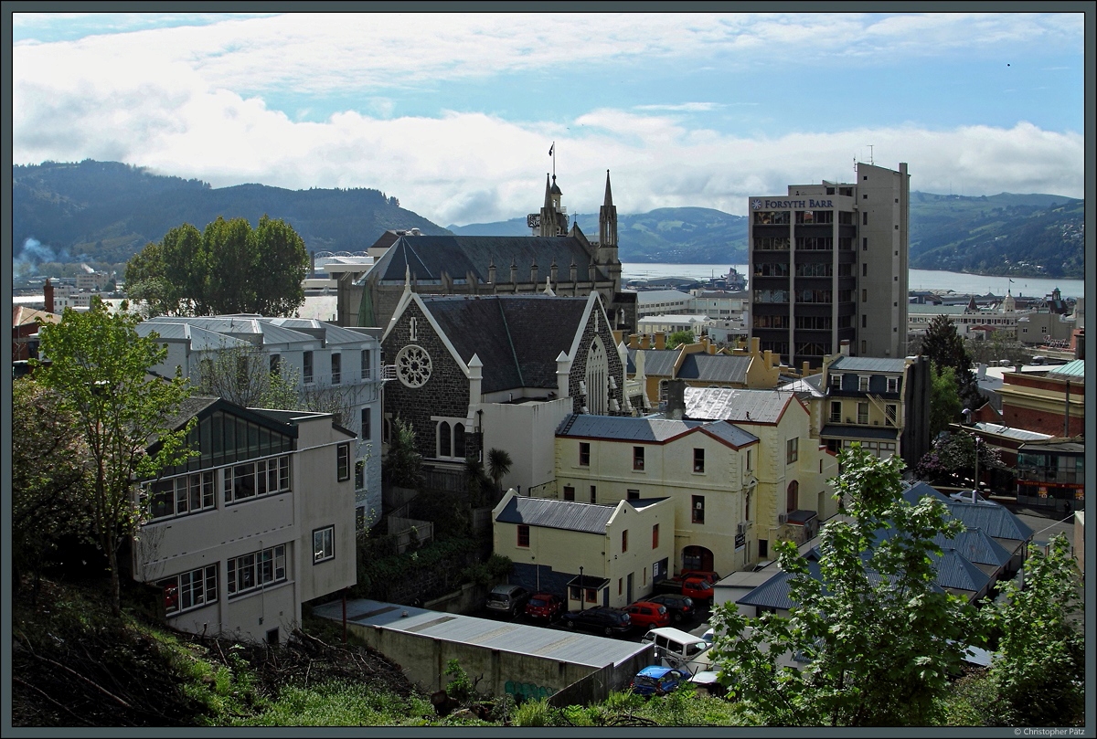 Blick ber das Stadtzentrum von Dunedin, der mit ca. 120.000 Einwohnern zweitgrten Stadt der neuseelndischen Sdinsel. In der Mitte befindet sich die St Paul’s Cathedral. (27.10.2016)