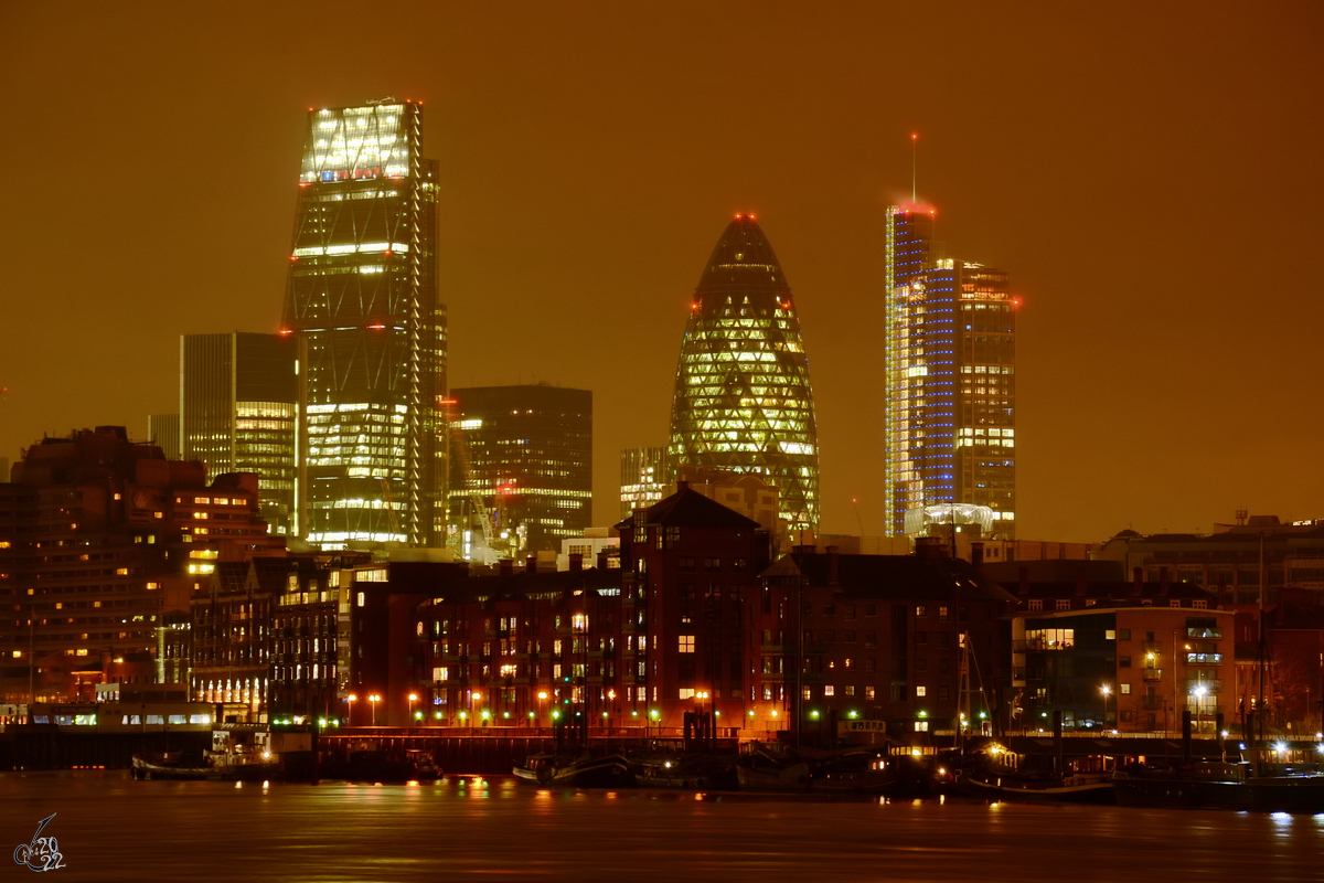 Blick ber die Themse auf den Finanzdistrikt von London mit den alles berragenden Hochhusern Tower 42, Gherkin und dem Leadenhall Building. (London, Februar 2015)