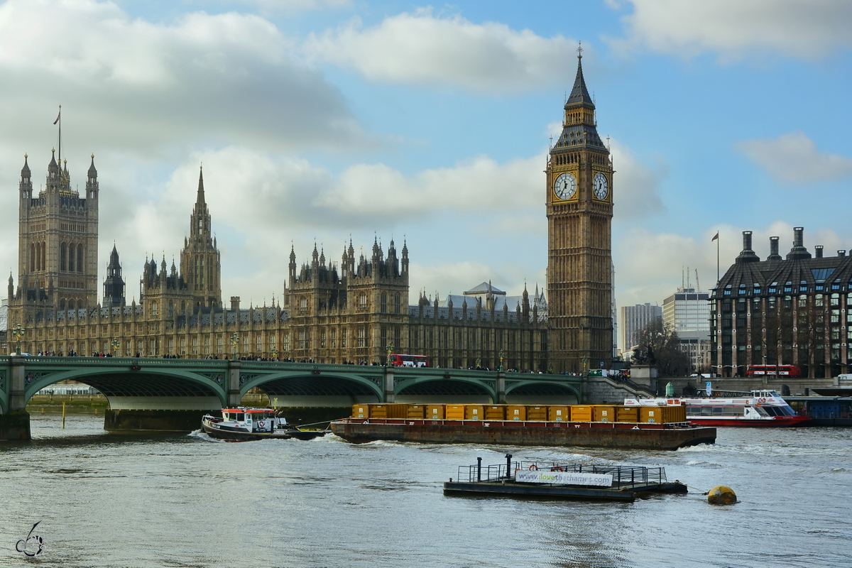 Blick ber die Themse auf die Westminster Bridge und dem gleichnamigen Palast dahinter. (London, Februar 2015)