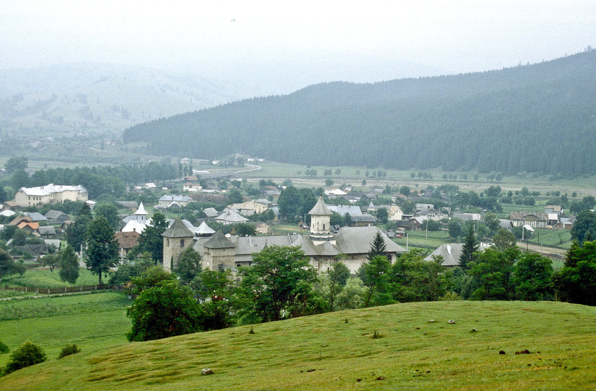 Blick ber Vatra Moldoviței bei Suceava. Bild vom Dia. Aufnahme: Juli 1990.