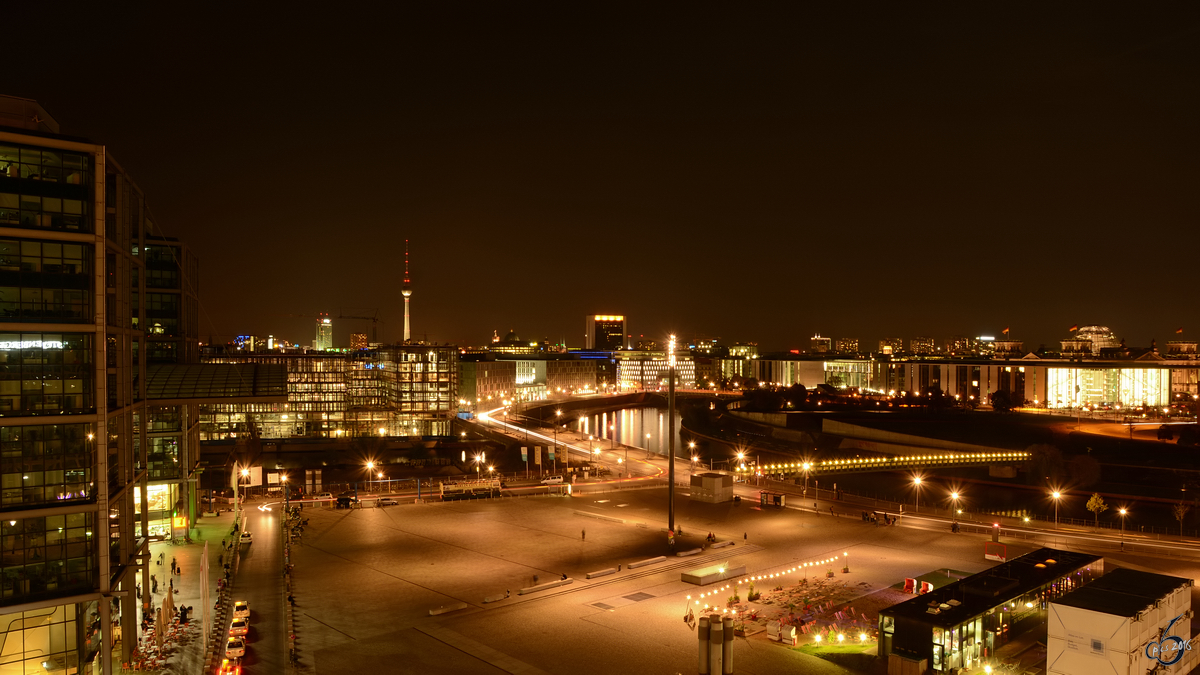 Blick ber den Washingtonplatz auf das Zentrum von Berlin. (November 2014)