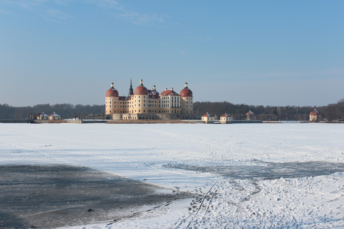 Blick ber den zugefrorenen See auf das Schloss Moritzburg. 30.01.2014 