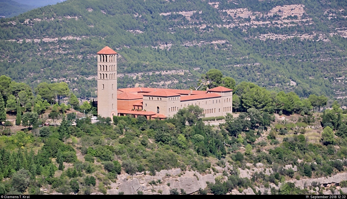 Blick whrend einer Busfahrt zum Kloster Montserrat (E) im Montserrat-Gebirge auf das Kloster  Monestir de Sant Benet de Montserrat .
[19.9.2018 | 12:32 Uhr]