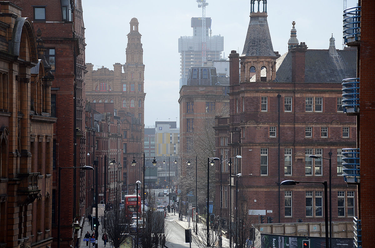 Blick in die Whitworth Street von Manchester Picadilly Station aus gesehen. Aufnahme: 12. Mrz 2018.