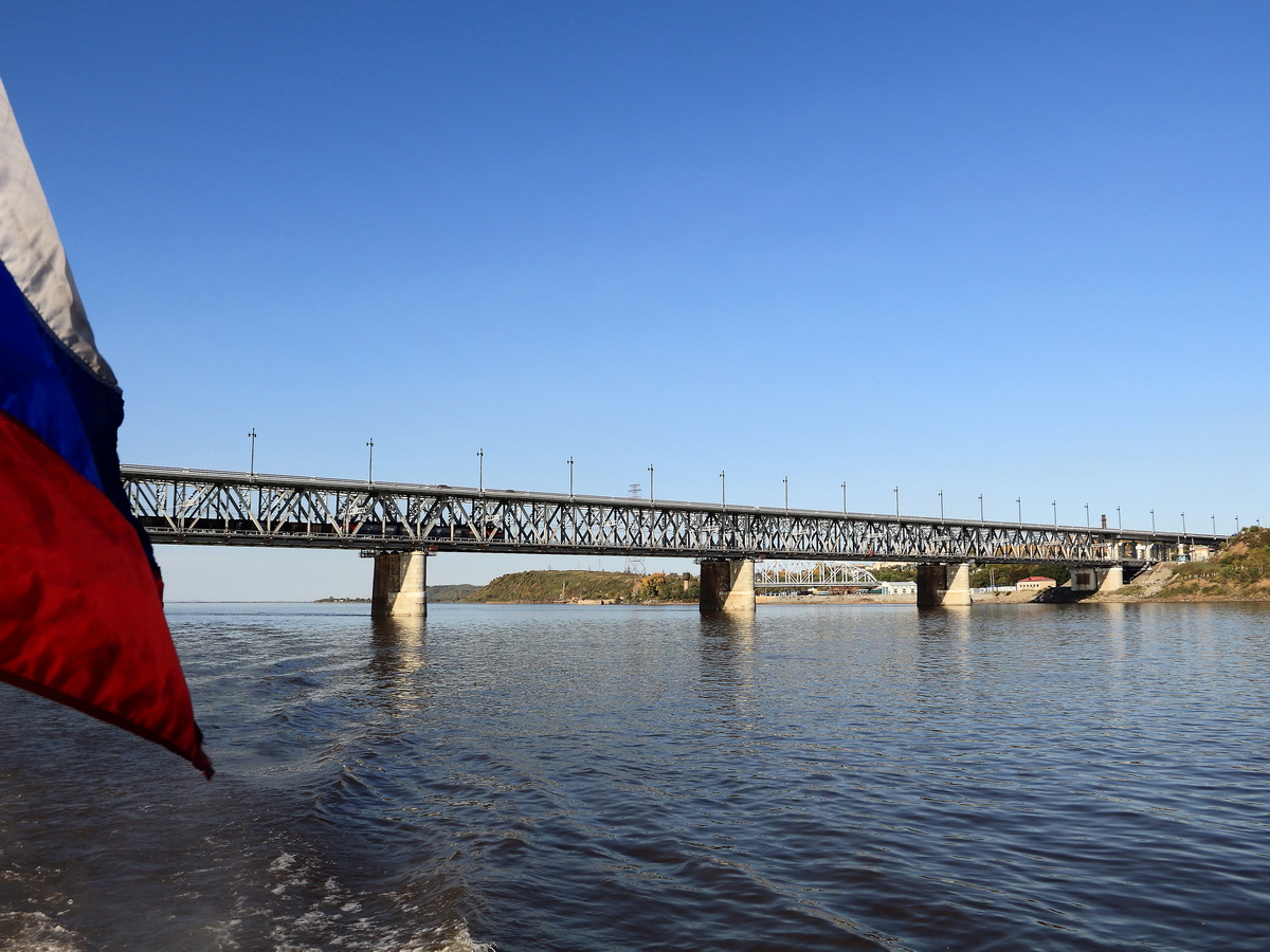 Blick zur Chabarovsker Brcke, diese  berquert sieben Kilometer nrdlich des Stadtzentrums von Chabarowsk den Fluss Amur. Auf dem oberen Geschoss der zweigeschossigen Brcke verluft die eine Fernverkehrsstrae, darunter befinden sich die Gleise der Transsibirischen Eisenbahn. 