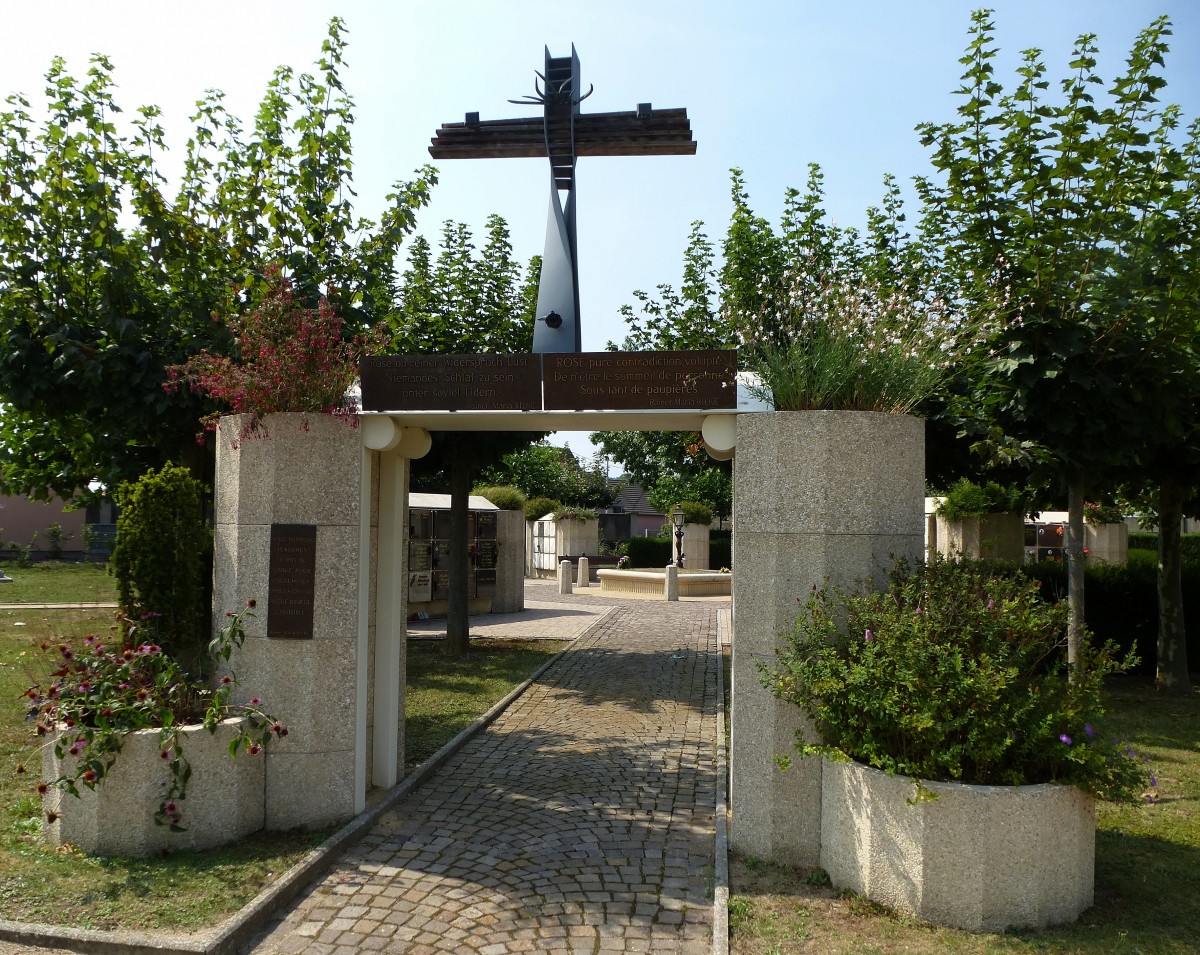 Blotzheim, Eingang zum Kolumbarium (Aufbewahrungsort fr Urnen) auf dem Friedhof des Ortes, Aug.2015