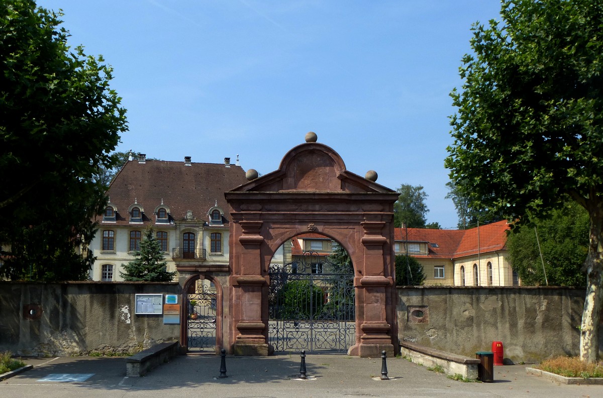 Blotzheim, Eingangsportal zum Schlo, Aug.2015