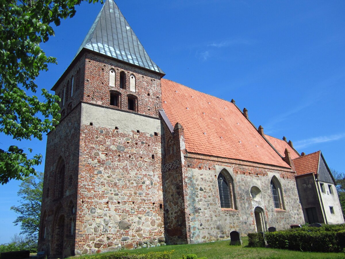 Bobbin, evangelische St. Pauli Kirche, Feldsteinkirche erbaut um 1400 (20.05.2012)