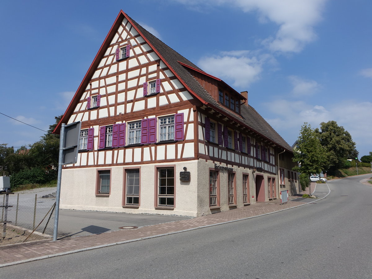 Bsingen, Fachwerkhaus der Sparkasse in der Epfendorfer Strae (19.08.2018)