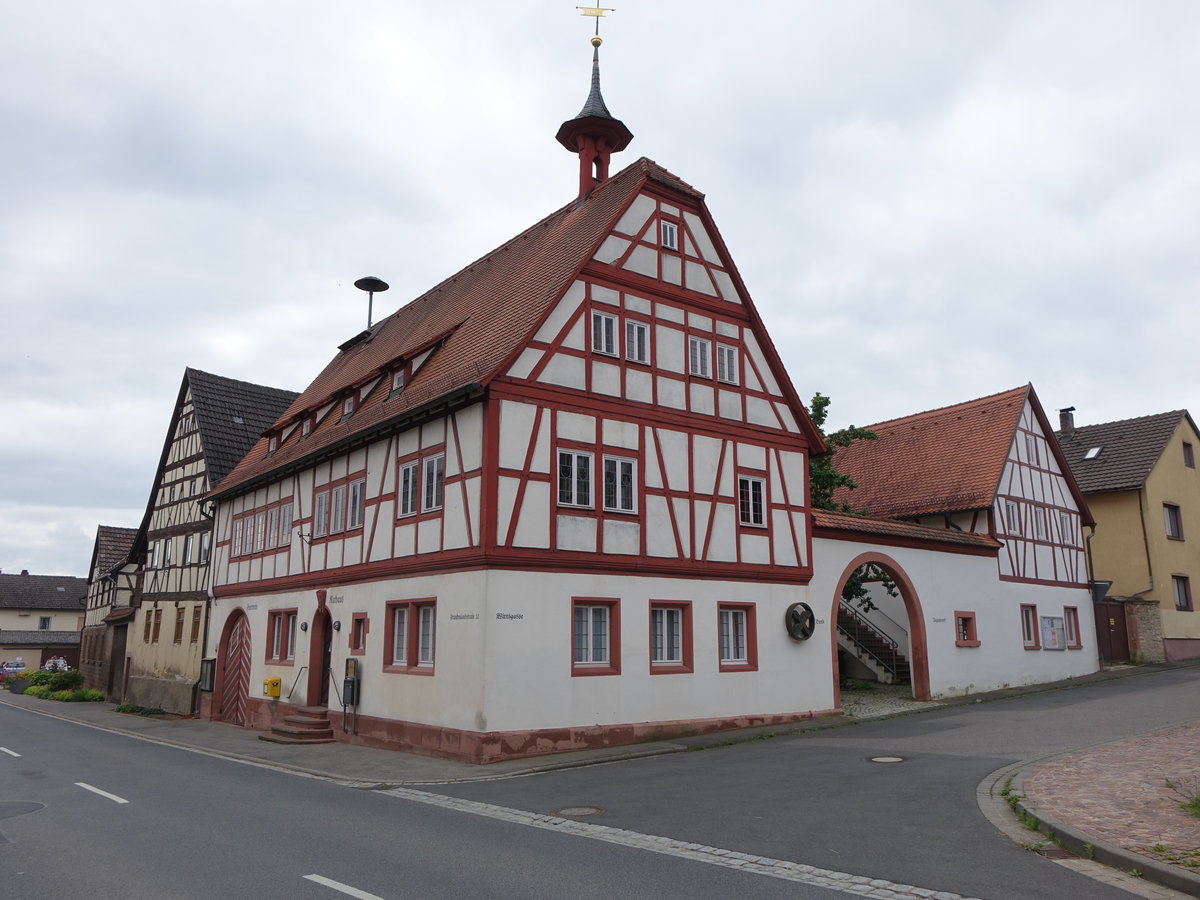 Bttigheim, Altes Rathaus, giebelstndiger Satteldachbau, erbaut im 17. Jahrhundert (15.06.2016)