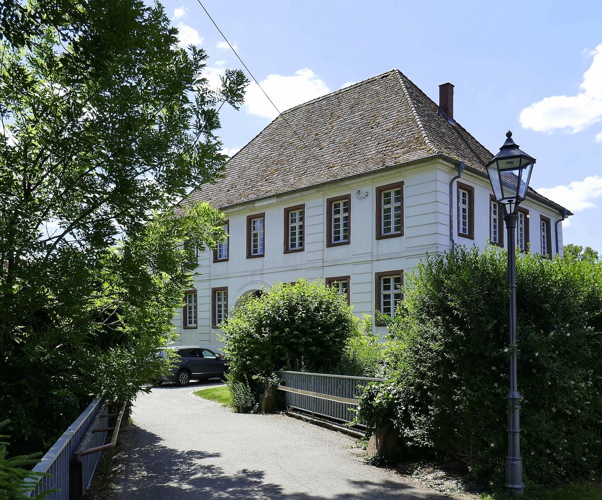 Btzingen am Kaiserstuhl, die Untere Mhle mit dem dazu gehrigen Wohnhaus von 1771, Mai 2020