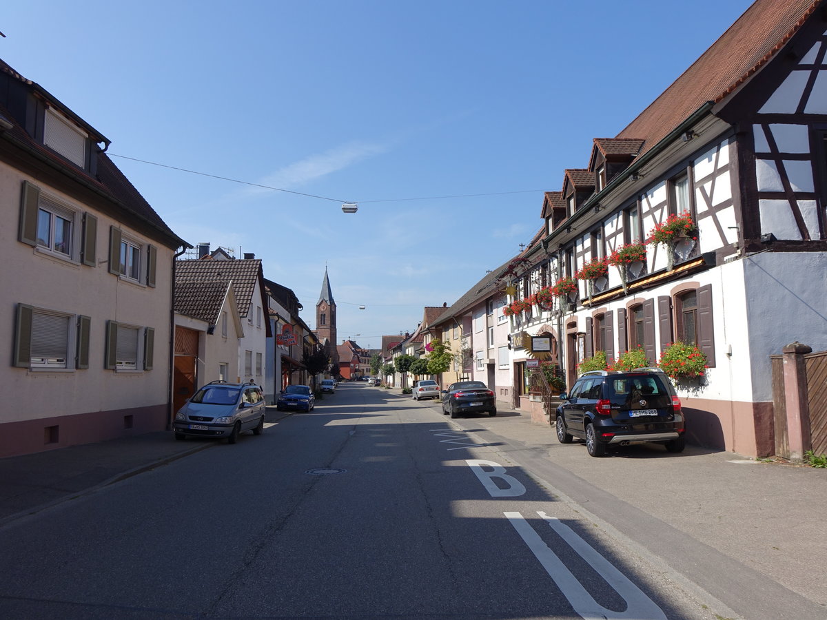 Btzingen, Gasthof zur Sonne und Ev. Kirche in der Hauptstrae (15.08.2016)